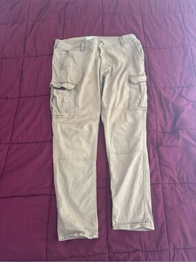 Classic Men's Tan Cargo Pants with Multiple Utility Pockets